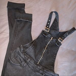 LEVI’S - Edgy Black Overalls